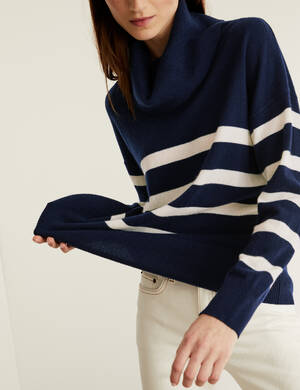 marksandspencer_AU22_KASMIR_T97_6011D_pruhovany rolak Jaeger z cisteho kasmiru_cernobila_6299Kc_modelka2.jpg